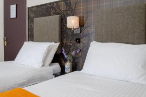 Tempat tidur dalam kamar di Thrums Hotel, Kirriemuir