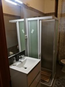a bathroom with a sink and a shower at a casa di Narciso e Margherita in Foligno
