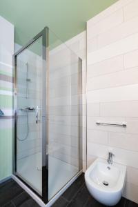 W łazience znajduje się prysznic i umywalka. w obiekcie Casa Monet w mieście Saint Vincent