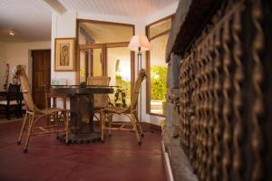 a living room with a table and chairs next to a fireplace at Casa de Coria in Chacras de Coria