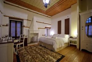 En eller flere senger på et rom på Orologopoulos Mansion Luxury Hotel