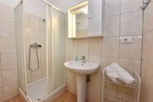 Bilik mandi di Apartments Denis +53 gambar