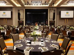 劳顿Apache Casino Hotel的摆满桌椅的大型宴会厅
