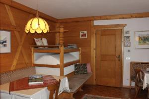 a living room with a bunk bed and a table at B&B Ciasa Brüscia in San Vigilio Di Marebbe