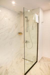 W łazience znajduje się prysznic ze szklanymi drzwiami. w obiekcie Casa Elia Datça w mieście Muğla
