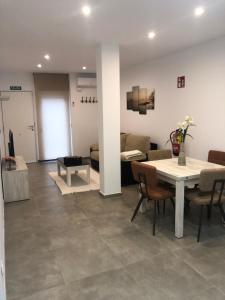 A seating area at LA OLMA apartamentos