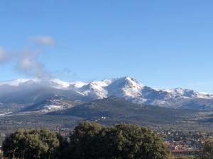 A general mountain view or a mountain view taken from Az apartmant