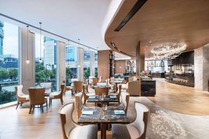 Un restaurant u otro lugar para comer en Radisson Blu Hangzhou Xintiandi