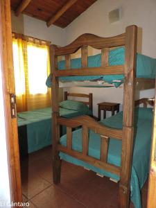 Un dormitorio con dos literas en una habitación. en El Cántaro, en San Rafael