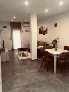 A seating area at LA OLMA apartamentos