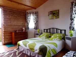een slaapkamer met een bed en een houten muur bij Les dauphins de Mareuil in Mareuil-sur-Cher