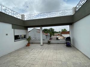 an empty patio with a walkway on a building at Departamento Ezeiza Centro in Ezeiza