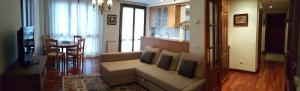 sala de estar con sofá blanco y mesa en Apartamentos Palacio Azcárate Travesía Calvario, en Ezcaray