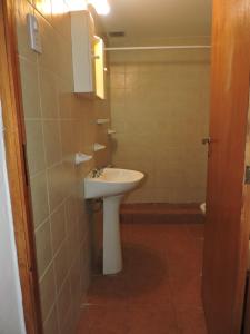 Un baño con lavabo e inodoro. en El Cántaro, en San Rafael 58 fotos más