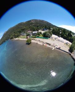 una isla en el agua con un grupo de personas en Cabañas Kay Hue en San Carlos de Bariloche