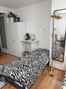 Bett in einem Zimmer mit einer Zebra-Decke in der Unterkunft DM Apartment in Triberg