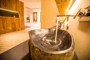 łazienka z umywalką z płynącą wodą w obiekcie Hotel Rosslaufhof w mieście Castelrotto