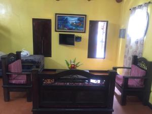 a living room with two chairs and a couch at Cabañas de Tzununa in Tzununá