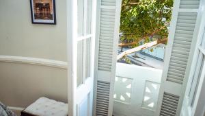 una puerta abierta con una silla junto a una ventana en Bar de Fondo Suites en Buenos Aires