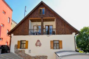 a house with a wooden roof at Baderhaus in Bruck an der Mur