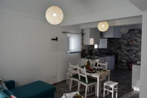 a living room with a table and a kitchen at Bella's House 4 com Piscina in Évora