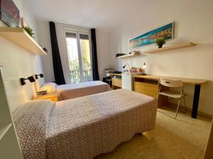 
Кровать или кровати в номере Barcelona Housing Student
