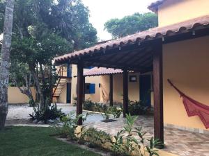 un patio de una casa con techo en Recanto das Geraes, en Arraial d'Ajuda