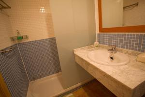 een badkamer met een wastafel en een douche bij El Rincón de Uña in Uña