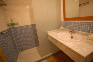 un baño con lavabo y ducha en El Rincón de Uña, en Uña 23 fotos más