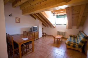 sala de estar con mesa de comedor y TV en El Rincón de Uña, en Uña