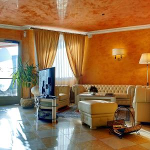 A television and/or entertainment centre at Hotel Lenotel