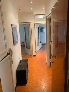 un corridoio con un tavolo e una stanza con porte di Sweet Home a Trieste