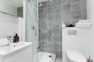 Koupelna v ubytování Lampi Aparthotel Prague + 37 fotografií
