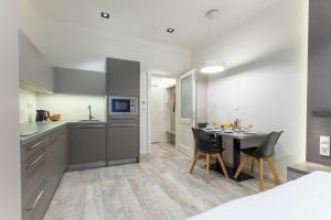 Kuchyňa alebo kuchynka v ubytovaní Lampi Aparthotel Prague