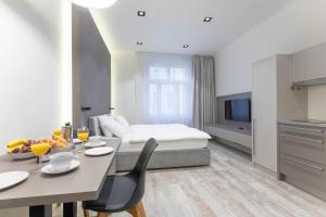 Televízia a/alebo spoločenská miestnosť v ubytovaní Lampi Aparthotel Prague