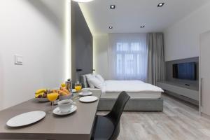 Posteľ alebo postele v izbe v ubytovaní Lampi Aparthotel Prague