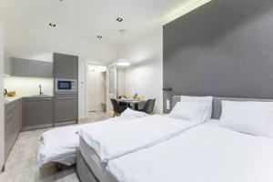 um quarto de hotel com duas camas e uma cozinha em Lampi Hotel Prague em Praga