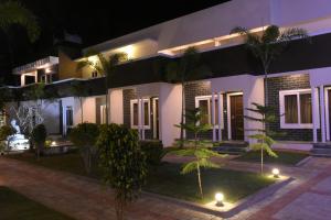 uma villa com um jardim à noite em Tranquil Park em Pondicherry