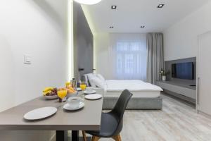 Televízia a/alebo spoločenská miestnosť v ubytovaní Lampi Aparthotel Prague