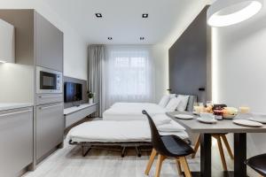 Televízia a/alebo spoločenská miestnosť v ubytovaní Lampi Aparthotel Prague