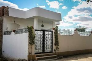 卢克索Luxor Best Way的有大门和栅栏的白色房子