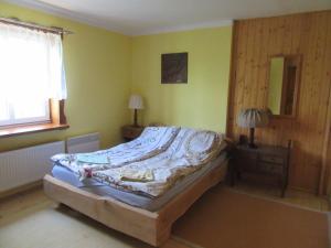 Giường trong phòng chung tại Chata na końcu świata