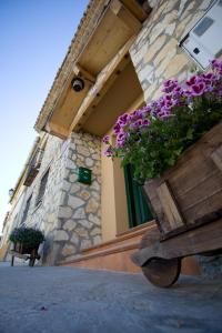 El Rincón de Uña في أونيا: وعاء من الزهور على جانب المبنى