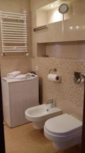 een badkamer met een wit toilet en een wastafel bij Apartament Promenada in Świnoujście