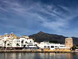 un grupo de edificios blancos junto al agua en Room near the sea, en Marbella