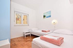 Postel nebo postele na pokoji v ubytování Apartment Marijana Baška