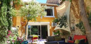 a courtyard of a house with flowers and plants at Le jardin bernard PERRIER in Montbazin