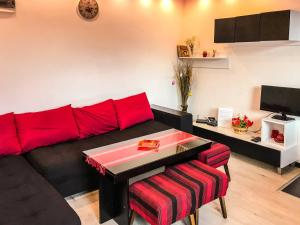 ヴェリコ・タルノヴォにあるRed Houseのリビングルーム(赤い枕と黒いソファ付)