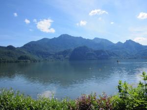 uma vista para um lago com montanhas ao fundo em Hotel zur Post em Kochel