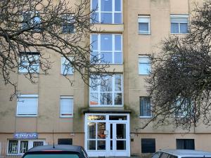 um edifício com uma porta branca em frente em Királykút 1 apartman - ingyen parkolás, bicajok, ac em Székesfehérvár